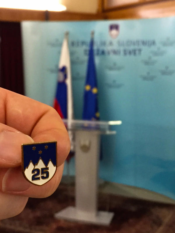 Priložnostna značka društva z emblemom ob 25-letnici samostojne Slovenije.
