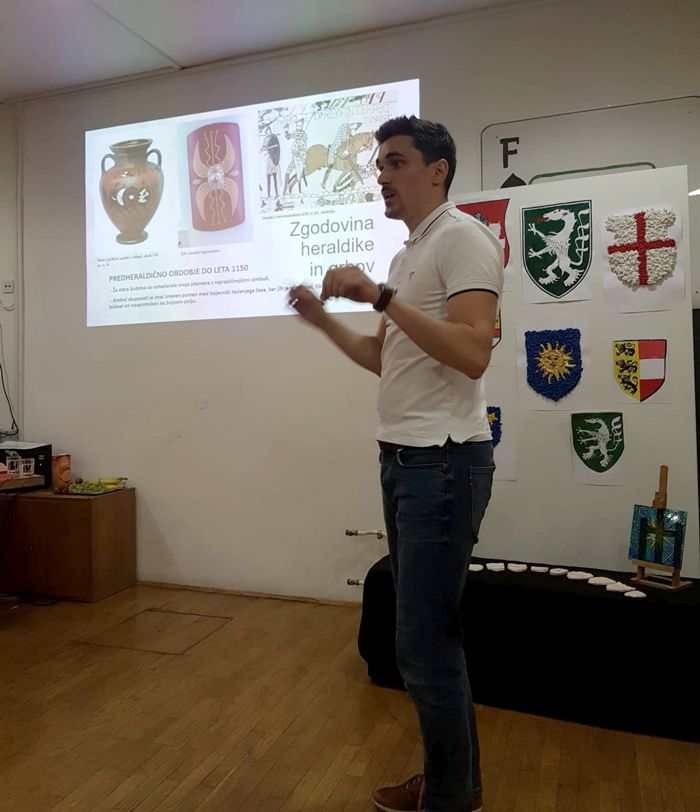 Grboslovje in zastavoslovje v OŠ Gradec v Litiji. Foto: Uroš Žižmund in OŠ Gradec Litija, 2019.