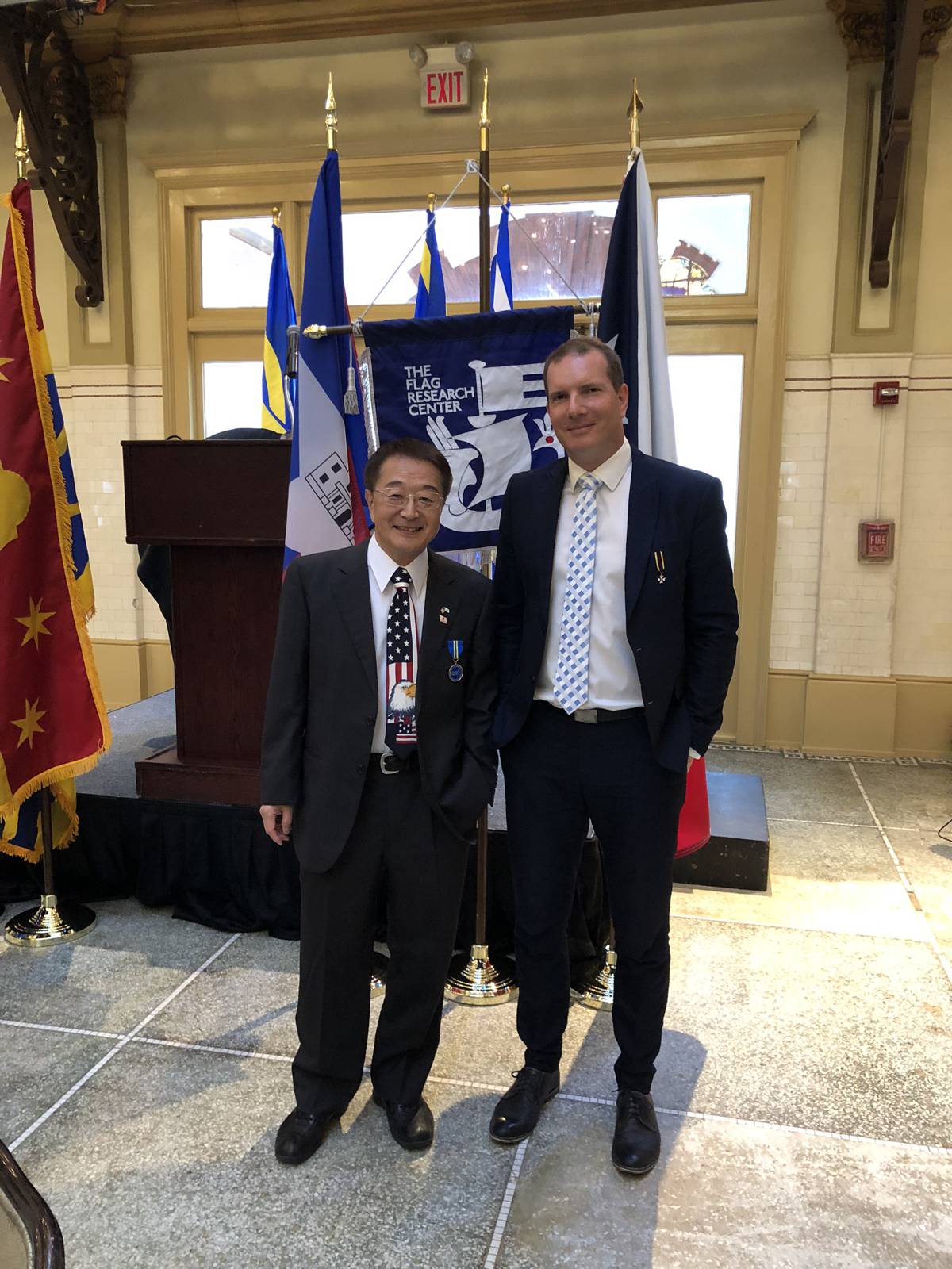 Organizator kongresa v Jokohami leta 2009, predsednik Japonskega zastavoslovnega društva (Nihon Kishōgaku Kyōkai) Nozomi Kariyasu skupaj s predsednikom Društva Heraldica Slovenica, Aleksandrom Hribovškom. Foto: Nicolas Hugot, 2019.
