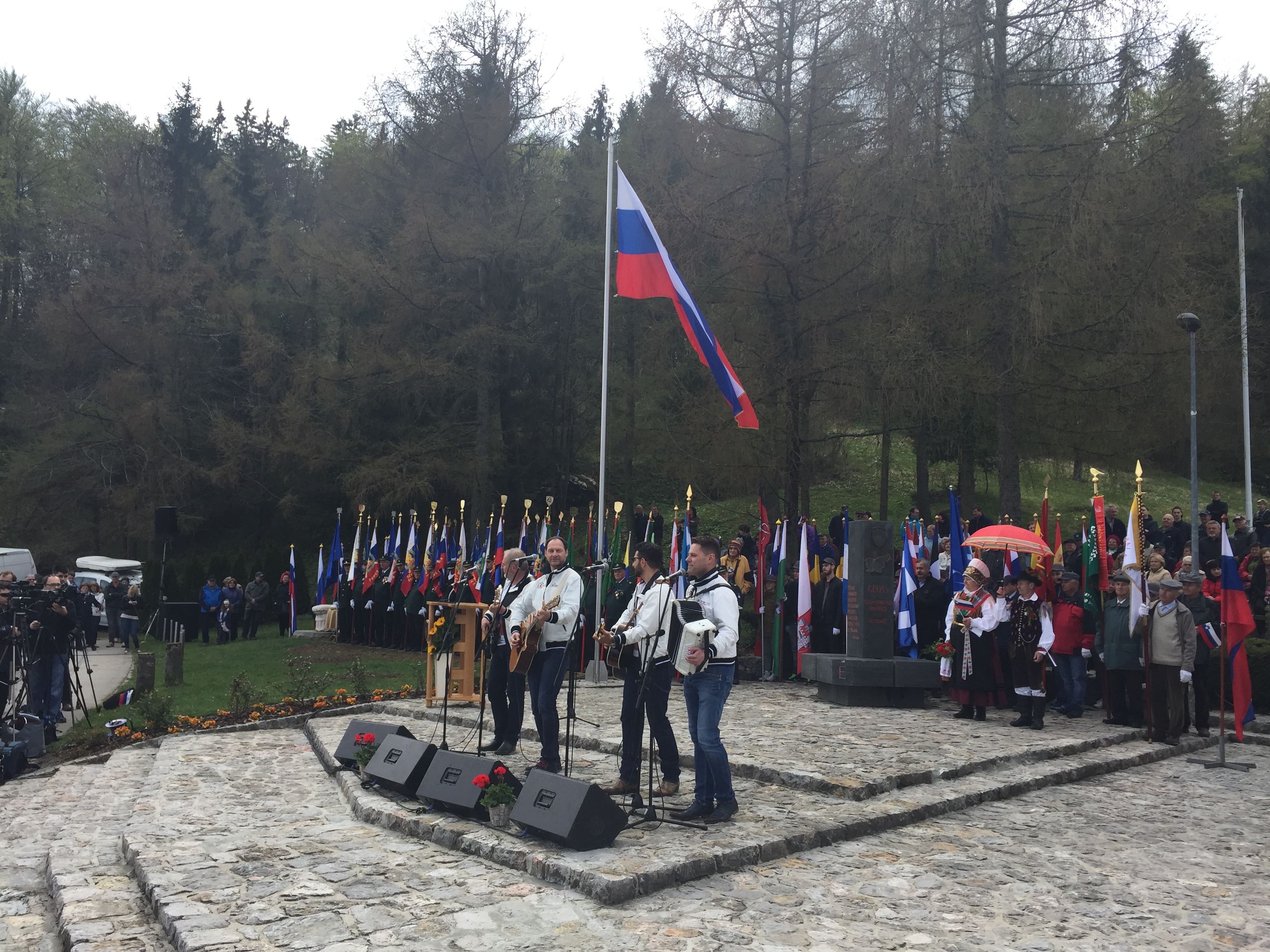 Glasbena skupina Čuki na proslavi dneva slovenske zastave. GEOSS, 10. 4. 2016.