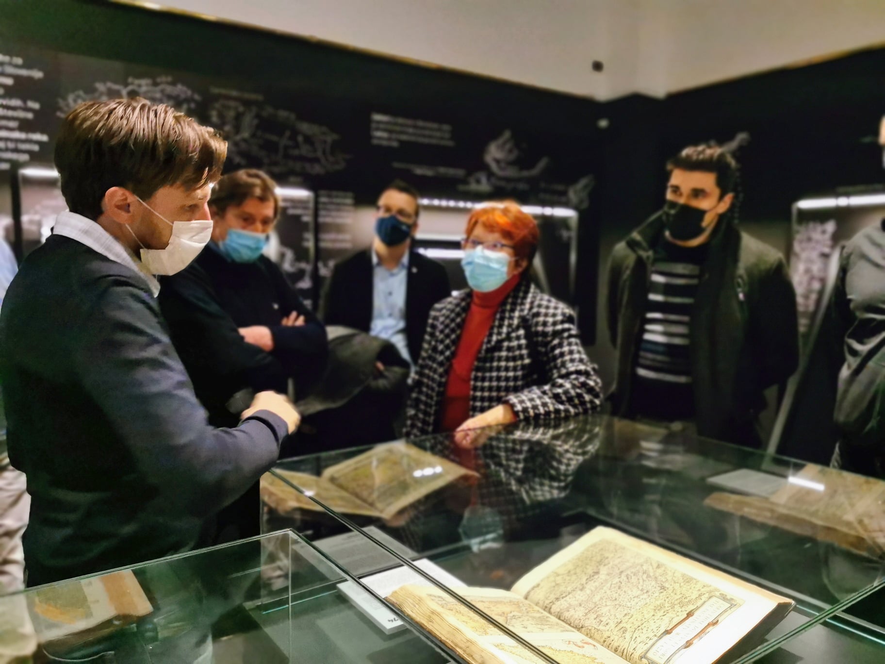 Obisk razstave Kartografski zakladi slovenskega ozemlja, 17. 12. 2021. Foto: Roman Kocjan.