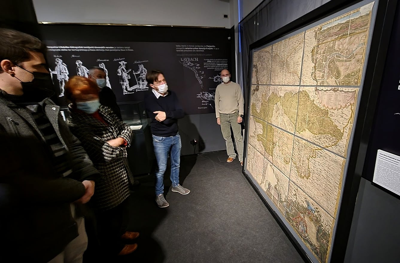 Obisk razstave Kartografski zakladi slovenskega ozemlja, 17. 12. 2021. Foto: Anže Hobič.