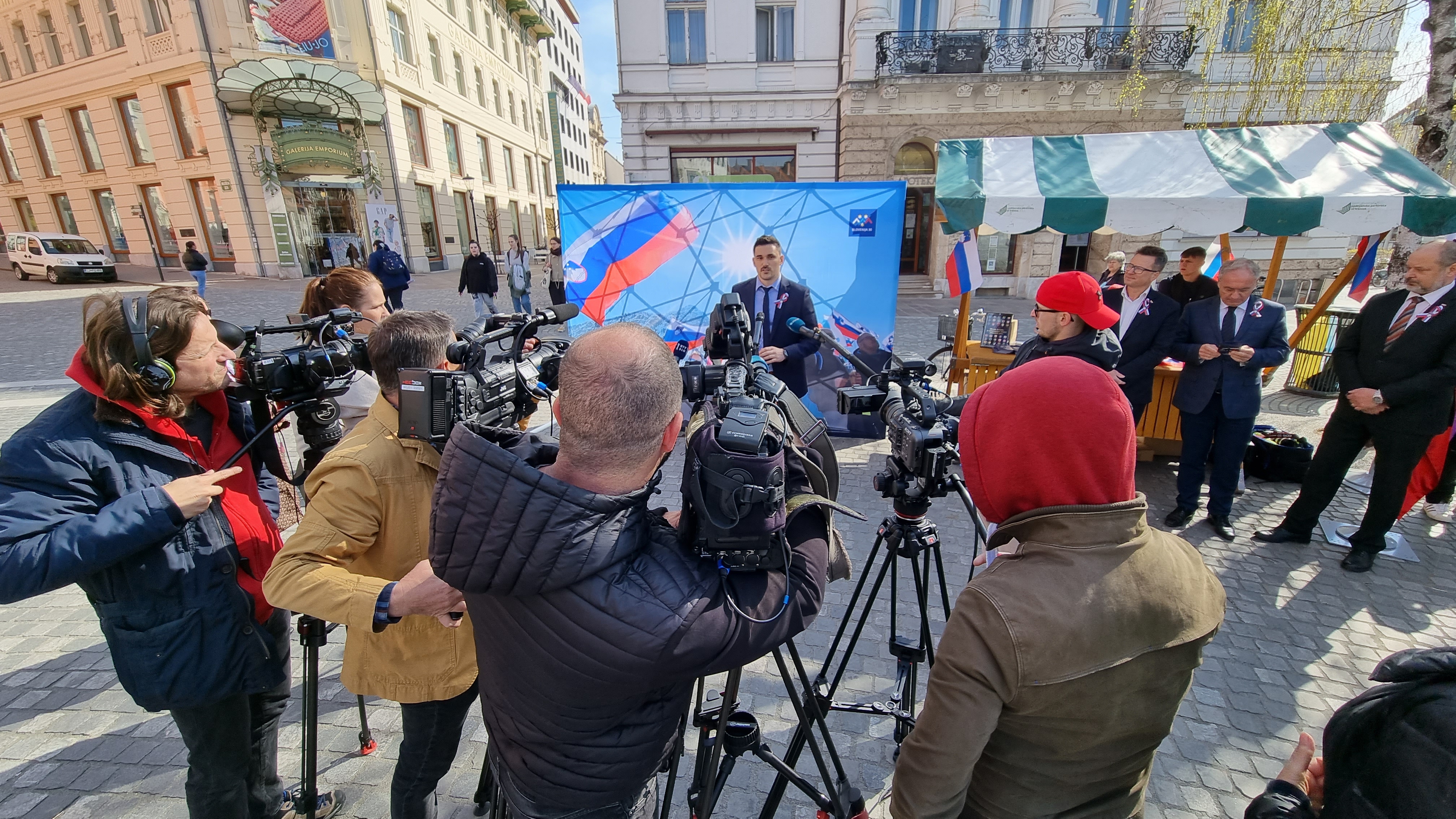 Uvodni nagovor herolda društva Matije Kenda na Prešernovem trgu v Ljubljani. Foto: Anže Hobič.