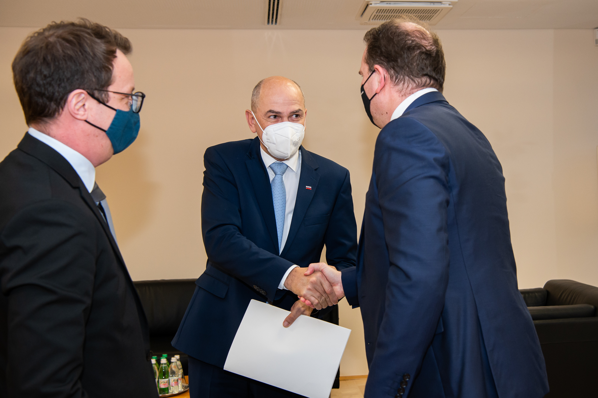 Predsednik vlade Janez Janša se je srečal z vodstvom Društva Heraldica Slovenica. Foto: Kabinet predsednika vlade.