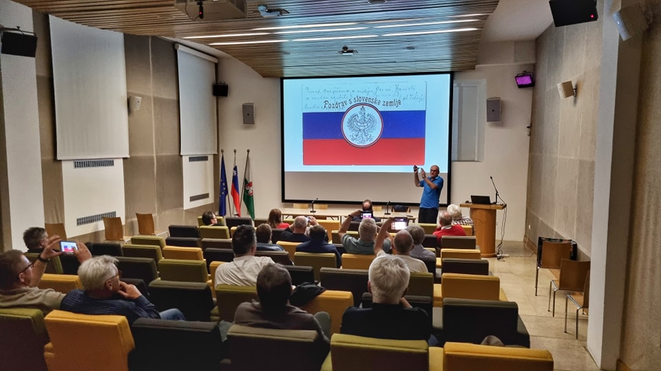 Predavanje Simboli slovenstva na starih razglednicah. Foto: Anže Hobič.